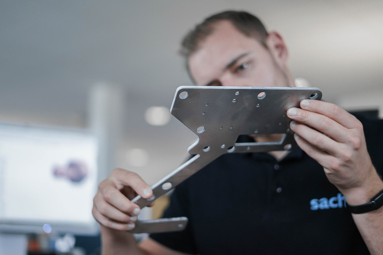 Team bespricht Produktentwicklung vor einem Bildschirm